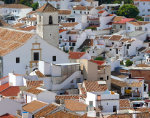 Mit Blick auf die weiße Stadt Colmenar in der spanischen Provinz Málaga in Andalusien