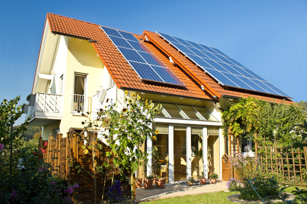Haus mit Sonnenkollektoren