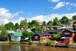 bunt bemalte Häuser in Finnland