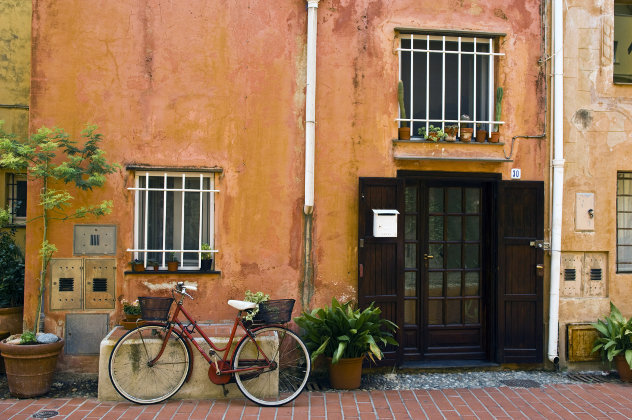 Offene Eingangstür in altes Haus in Ligurien
