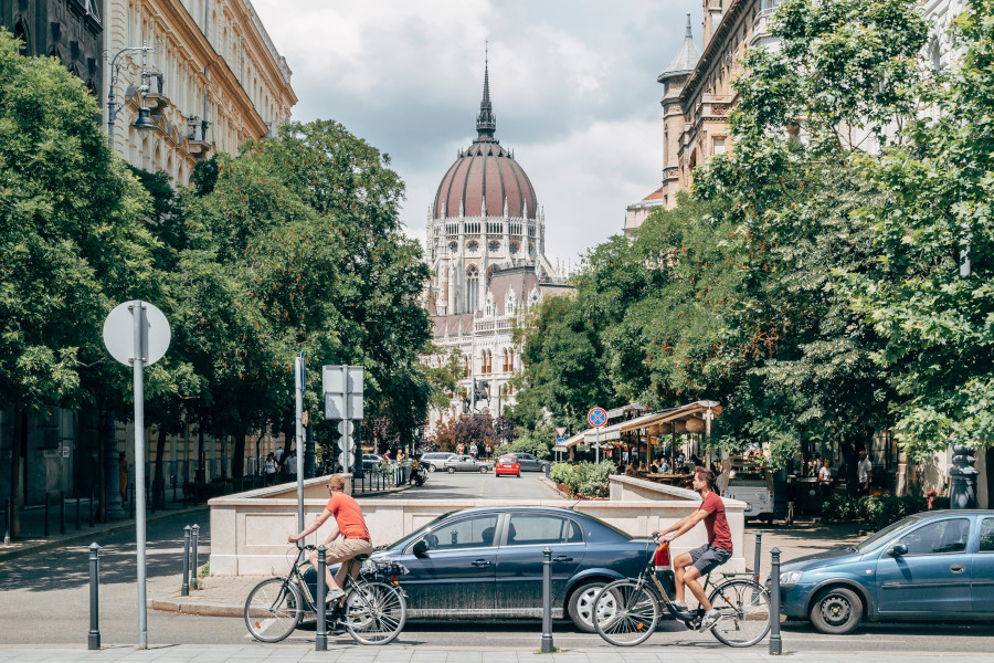 Straatbeeld met fietsers in Boedapest