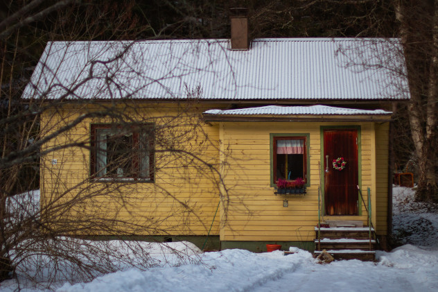 Winterhartes Haus im Schnee